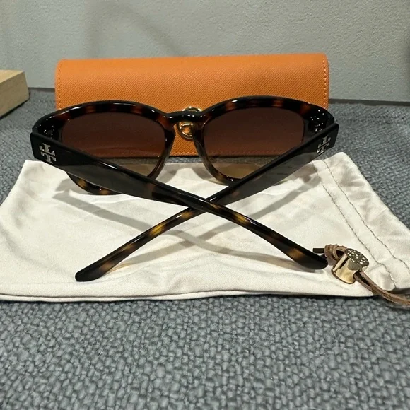 Tory Burch Tortoise Sunglasses with case and drawstring pouch - Picture 3 of 9